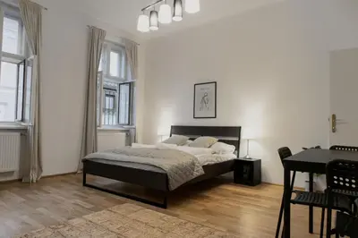 Ein Bett oder Betten in einem Zimmer der Unterkunft Spacious Two Bedroom Apartment Near Wiener Stadthalle