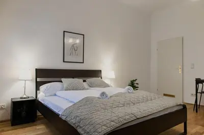 Ein Bett oder Betten in einem Zimmer der Unterkunft Spacious Two Bedroom Apartment Near Wiener Stadthalle