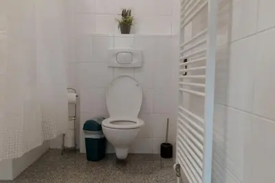 Ein Badezimmer in der Unterkunft Spacious Two Bedroom Apartment Near Wiener Stadthalle