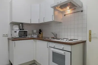 Küche/Küchenzeile in der Unterkunft Spacious Two Bedroom Apartment Near Wiener Stadthalle