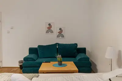 Ein Sitzbereich in der Unterkunft Spacious Two Bedroom Apartment Near Wiener Stadthalle