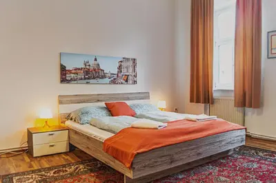 Ein Bett oder Betten in einem Zimmer der Unterkunft Cozy 2BR Apartment Very Central, Ideal for Long Stays
