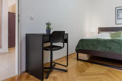 Ein Bett oder Betten in einem Zimmer der Unterkunft Comfortable 2BR Apartment Near Wiener Stadthalle