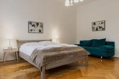 Ein Bett oder Betten in einem Zimmer der Unterkunft Comfortable 2BR Apartment Near Wiener Stadthalle