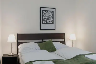 Ein Bett oder Betten in einem Zimmer der Unterkunft Comfortable 2BR Apartment Near Wiener Stadthalle