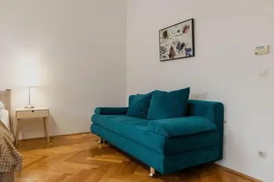 Ein Sitzbereich in der Unterkunft Comfortable 2BR Apartment Near Wiener Stadthalle