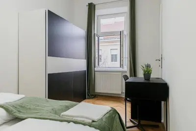 Ein Bett oder Betten in einem Zimmer der Unterkunft Comfortable 2BR Apartment Near Wiener Stadthalle