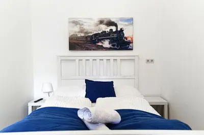 Ein Bett oder Betten in einem Zimmer der Unterkunft Stylish 3BR Apt with LR near Wiener Stadthalle