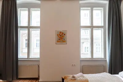 Ein Bett oder Betten in einem Zimmer der Unterkunft Stylish 3BR Apt with LR near Wiener Stadthalle