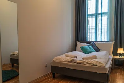 Ein Bett oder Betten in einem Zimmer der Unterkunft Stylish 3BR Apt with LR near Wiener Stadthalle