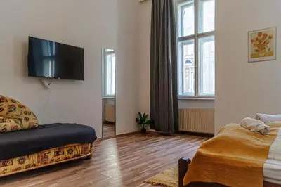 Ein Bett oder Betten in einem Zimmer der Unterkunft Stylish 3BR Apt with LR near Wiener Stadthalle