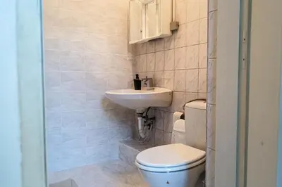 Ein Badezimmer in der Unterkunft Spacious Three Private Rooms in a Shared Apartment in Vienna