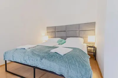 Ein Bett oder Betten in einem Zimmer der Unterkunft Spacious Two Bedroom Apartment Near Stadthalle