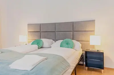 Ein Bett oder Betten in einem Zimmer der Unterkunft Spacious Two Bedroom Apartment Near Stadthalle