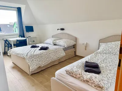 Ein Bett oder Betten in einem Zimmer der Unterkunft Cozy City Apartment - Free Parking & Fitness