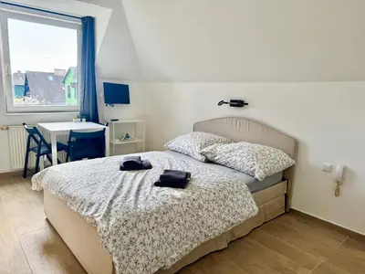 Ein Bett oder Betten in einem Zimmer der Unterkunft Cozy City Apartment - Free Parking & Fitness