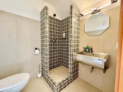 Ein Badezimmer in der Unterkunft Cozy City Apartment - Free Parking & Fitness