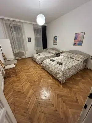 Ein Bett oder Betten in einem Zimmer der Unterkunft Long-Term Central 120m2 Old School Apartment
