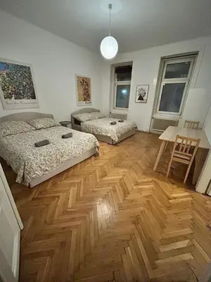 Ein Bett oder Betten in einem Zimmer der Unterkunft Long-Term Central 120m2 Old School Apartment