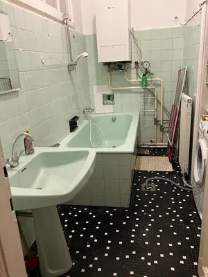 Ein Badezimmer in der Unterkunft Long-Term Central 120m2 Old School Apartment