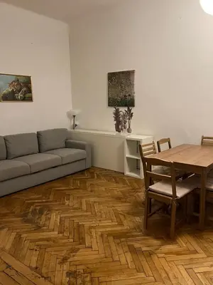 Ein Sitzbereich in der Unterkunft Long-Term Central 120m2 Old School Apartment