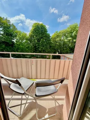 Ein Balkon oder eine Terrasse in der Unterkunft 3 Bedroom Apartment with 2 Balconies near Airport