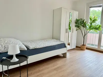 Ein Bett oder Betten in einem Zimmer der Unterkunft 3 Bedroom Apartment with 2 Balconies near Airport