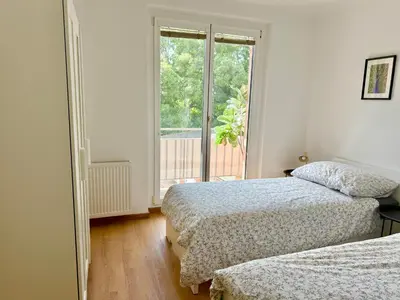 Ein Bett oder Betten in einem Zimmer der Unterkunft 3 Bedroom Apartment with 2 Balconies near Airport