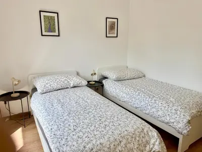 Ein Bett oder Betten in einem Zimmer der Unterkunft 3 Bedroom Apartment with 2 Balconies near Airport