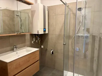 Ein Badezimmer in der Unterkunft 3 Bedroom Apartment with 2 Balconies near Airport
