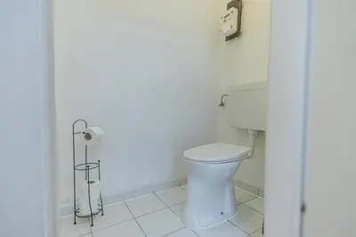 Ein Badezimmer in der Unterkunft Modern Three Bedroom Apartment Close to Stadthalle