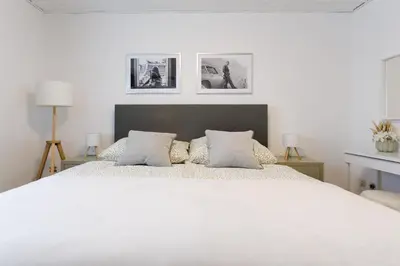 Ein Bett oder Betten in einem Zimmer der Unterkunft Luxury House with Pool, Garden, AC & Sauna