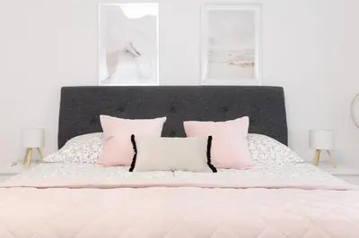 Ein Bett oder Betten in einem Zimmer der Unterkunft Luxury House with Pool, Garden, AC & Sauna