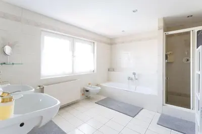 Ein Badezimmer in der Unterkunft Luxury House with Pool, Garden, AC & Sauna