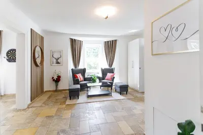 Ein Sitzbereich in der Unterkunft Luxury House with Pool, Garden, AC & Sauna