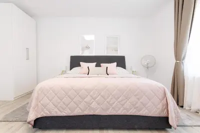 Ein Bett oder Betten in einem Zimmer der Unterkunft Luxury House with Pool, Garden, AC & Sauna