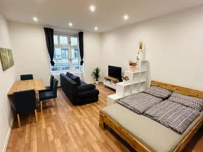 Ein Sitzbereich in der Unterkunft Long Term Central Apartment