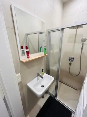 Ein Badezimmer in der Unterkunft Long Term Central Apartment