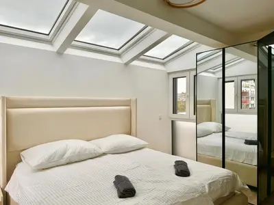 Ein Bett oder Betten in einem Zimmer der Unterkunft Luxury Rooftop Apartment with Balcony - 15 min to Center