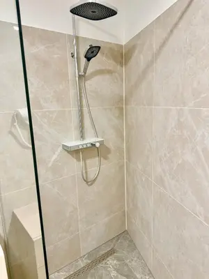 Ein Badezimmer in der Unterkunft Luxury Rooftop Apartment with Balcony - 15 min to Center