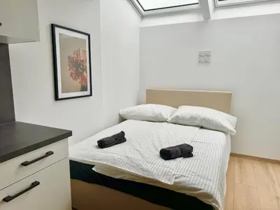 Ein Bett oder Betten in einem Zimmer der Unterkunft Luxury Rooftop Apartment with Balcony - 15 min to Center