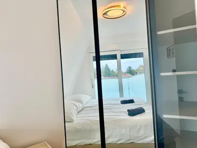 Ein Bett oder Betten in einem Zimmer der Unterkunft Luxury Rooftop Apartment with Balcony - 15 min to Center