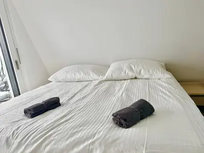 Ein Bett oder Betten in einem Zimmer der Unterkunft Luxury Rooftop Apartment with Balcony - 15 min to Center