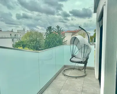 Ein Balkon oder eine Terrasse in der Unterkunft Luxury Rooftop Apartment with Balcony - 15 min to Center