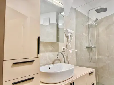 Ein Badezimmer in der Unterkunft Modern Luxury Apartment with Balcony