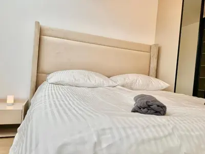 Ein Bett oder Betten in einem Zimmer der Unterkunft Modern Luxury Apartment with Balcony