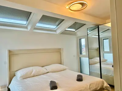 Ein Bett oder Betten in einem Zimmer der Unterkunft Modern Luxury Apartment with Balcony