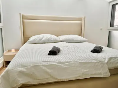 Ein Bett oder Betten in einem Zimmer der Unterkunft Modern Luxury Apartment with Balcony