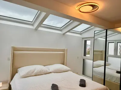 Ein Bett oder Betten in einem Zimmer der Unterkunft Modern Luxury Apartment with Balcony