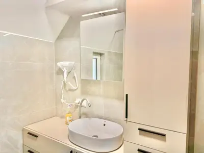 Ein Badezimmer in der Unterkunft Modern Luxury Apartment with Balcony